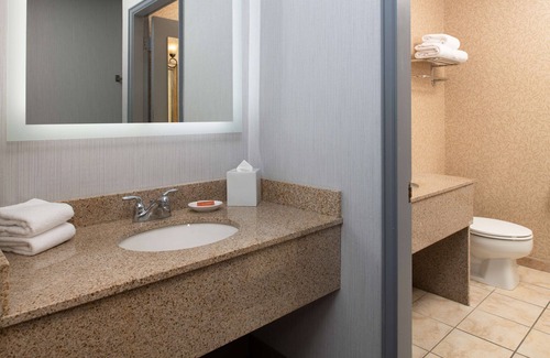 Port Angeles Hotel | Family Getaway! Outdoor Pool, Parking, Pets Allowed, Near Ted's Tree Park!