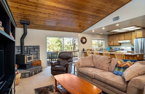 Groveland House | Family Getaway! Walking distance to the lake and close to Yosemite!