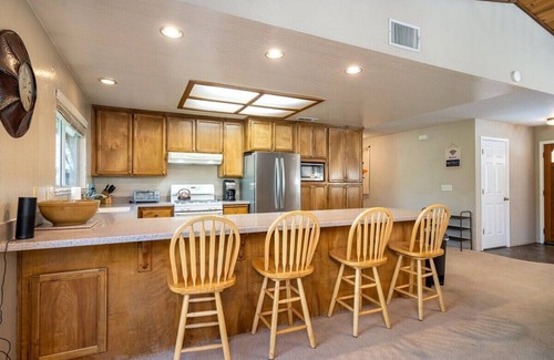 Groveland House | Family Getaway! Walking distance to the lake and close to Yosemite!