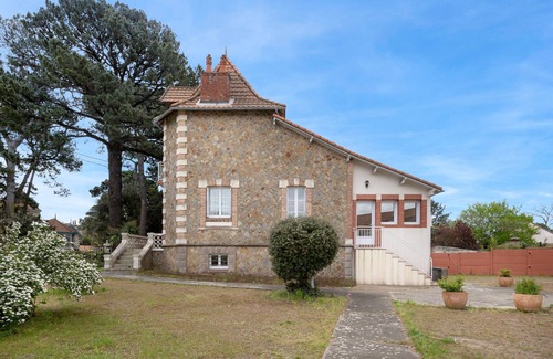 Saint-Brevin-les-Pins Ski Chalet | Family house for 8 in St Brévin - near beach