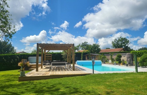 Saint-Lon-les-Mines House | Family home Swimming pool Jacuzzi Relaxation Garden