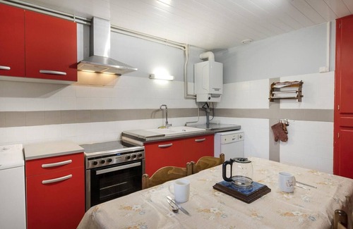 Brotte-les-Ray Cottage | Family home in Brotte-lès-Ray, beds made on arrival