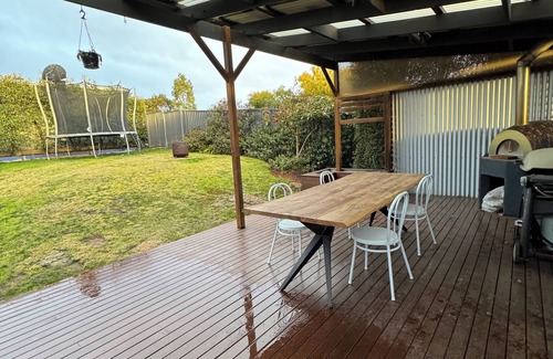 Delacombe House | Family Home with Sauna, Pilates Reformer, Pizza Oven | Sleeps 8 | Pets allowed