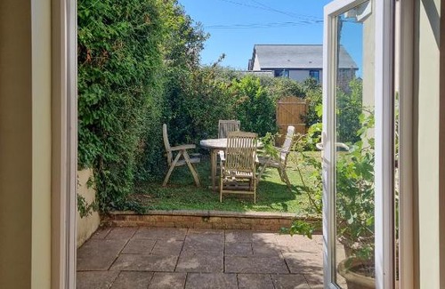 Topsham House | Family home with countryside views within walking distance of amenities