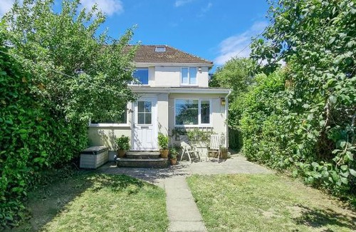 Topsham House | Family home with countryside views within walking distance of amenities