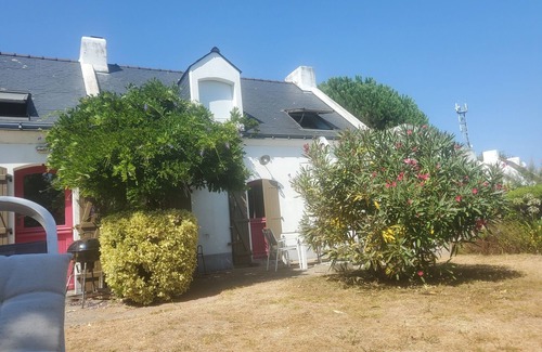 Locmaria House | Family home with wooded garden 1km from the beach sleeps 10