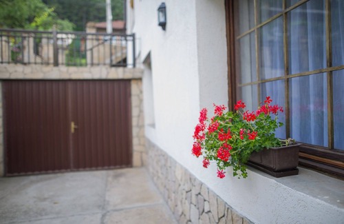 Konjic Apartment | Family house, quiet location,front yard, free parking, close to the Old bridge.