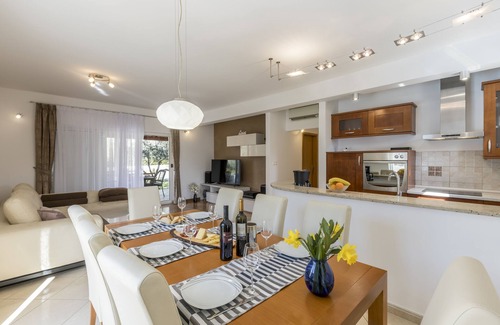 Srinjine House | Family house -Villa with heated pool and big garden