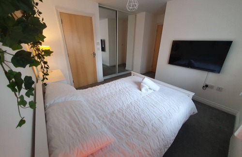 Clyst St Mary House | Family House with Free Parking, Gym and Trampoline, 2 min walk to Train Station.