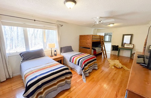 Clarksville House | Family lake house retreat on Kerr Lake