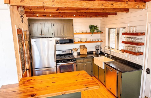 Clarksville House | Family lake house retreat on Kerr Lake