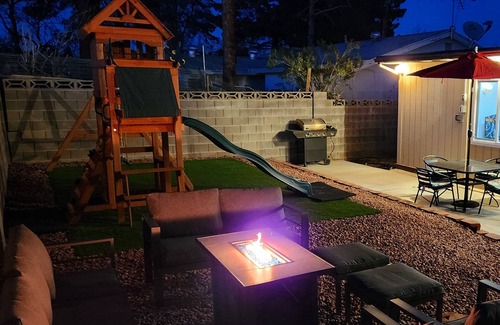 Las Vegas House | Family Largue House: Slide, Game Room & Jacuzzin