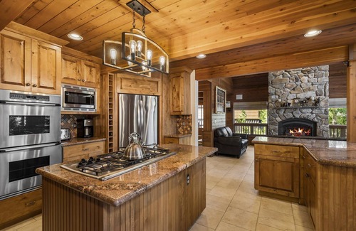 Truckee House | Family Lodge: 9 Min to Donner Lake w/EV Charger, Games, Large Decks & Bunk Room