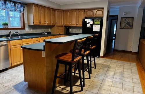Moultonborough House | Family orientated one floor ranch style home with two car garage and Lake Access