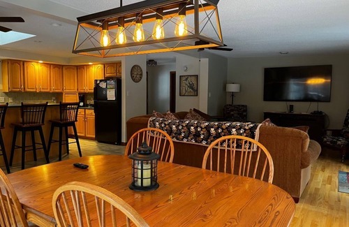 Moultonborough House | Family orientated one floor ranch style home with two car garage and Lake Access