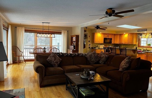Moultonborough House | Family orientated one floor ranch style home with two car garage and Lake Access