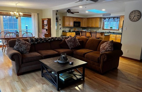 Moultonborough House | Family orientated one floor ranch style home with two car garage and Lake Access