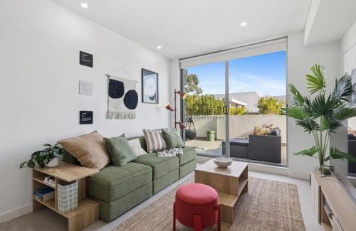 Mascot Apartment | Family Penthouse Apt Lvl 13 with 2 Carparks at Airport