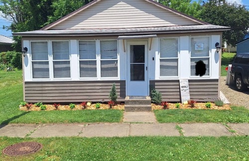 Conneaut Lakeshore Cottage | Family & Pet-friendly. Rustic yet modern-ish. 3bd, 1ba. Lake! Amenities!