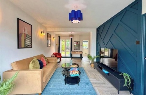 Swinton House | Family & Pet-Friendly 3BR, Parking, 20 min to City