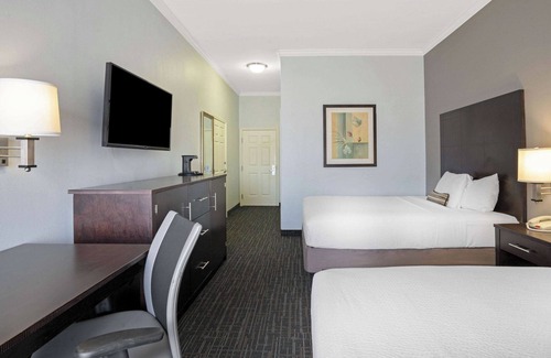 Westchase Hotel | Family Ready Rooms But in a Budget with Pool | Access to Chinatown | 2 Rooms