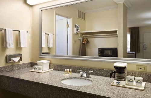Trinidad Hotel | Family Retreat Close to Lake State Park | Complimentary Breakfast