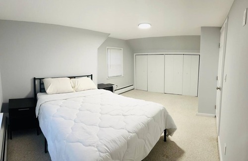 Stamford House | Family Retreat, Spacious 4BR in Residential Neighborhood in Stamford!