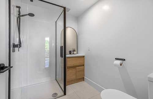 Bethlehem House | Family Retreat with pool, spa, pool table, pizza oven and fire!