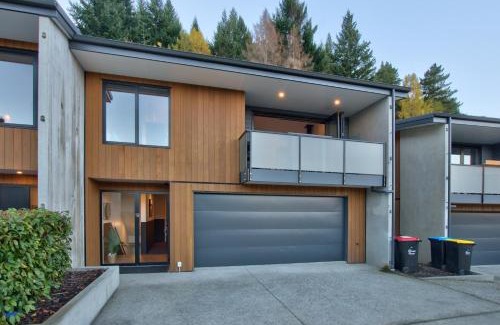 Queenstown House | Family Size Holiday Home With Remarkable Views & Sauna, Close to Town