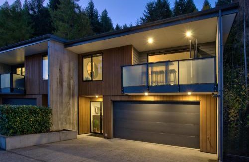 Queenstown House | Family Size Holiday Home With Remarkable Views & Sauna, Close to Town