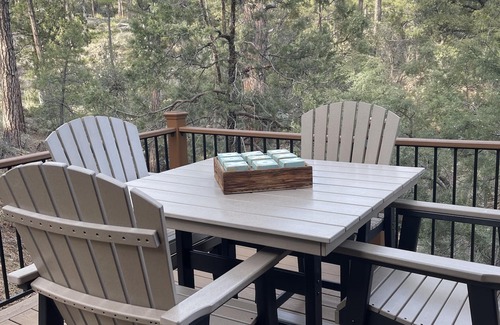 Strawberry Cabin | Family-sized, quaint cabin on the edge of the US Forest