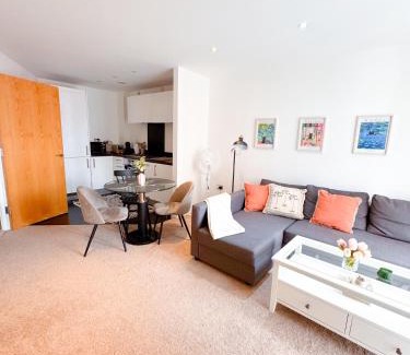 Nine Elms Apartment | Family Stay London with Balcony in Battersea Power Station