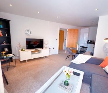Nine Elms Apartment | Family Stay London with Balcony in Battersea Power Station