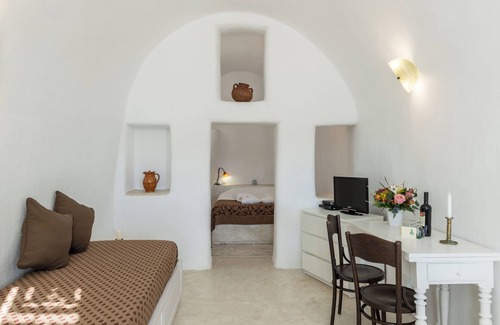 Oia Hotel | Family Suite with Private Whirlpool & Caldera View