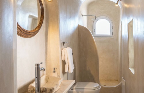 Oia Hotel | Family Suite with Private Whirlpool & Caldera View