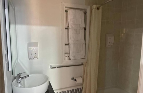 North Tonawanda Hotel | Family Suite w/Free Parking - Close to Niagara Falls Attractions, Scottish Inns