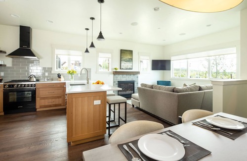 Bend Cottage | Family summer fun ~ resort pool ~ park ~ fire pit ~ golf ~ 24-hr staff ~ Bend π