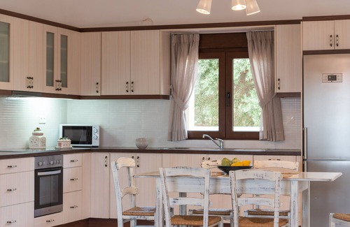 Loutra Villa | Family Villa Rousa, w/Pool, BBQ and kids playground only 6.8 km to the beach!