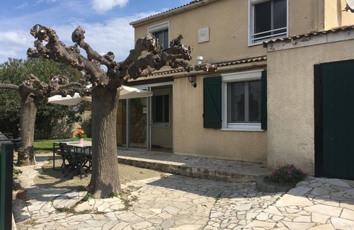 Redessan House | Family villa with pool and garden