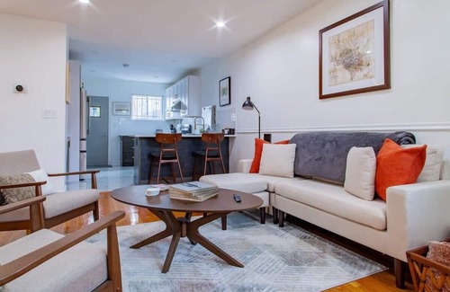 Truxton Circle Apartment | Fancy 1-BR in Central Location ⚜ Parking available