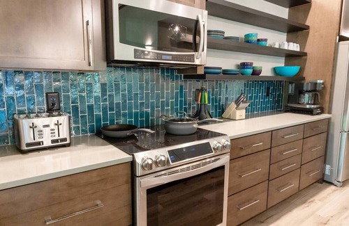 Townsend Villa | Fancy Pants * Great River Access * Modern * EV Chg