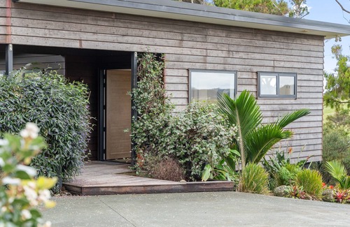 Langs Beach Cottage | Fantail Retreat - Langs Beach Holiday Apartment