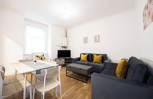 Manchester House | Fantastic 4-bed home with WiFi - Sleeps up to 8. Easy access to city centre.