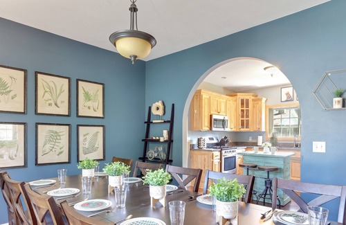 Crosby House | Fantastic 5-bedroom house, sleeps 12 comfortably, just 2 blocks to trailhead!