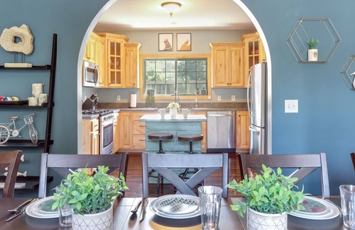 Crosby House | Fantastic 5-bedroom house, sleeps 12 comfortably, just 2 blocks to trailhead!