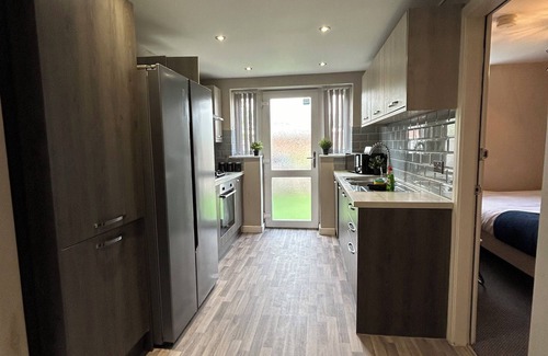 Hull House | Fantastic 5-bedroom house with WiFi in Kingston upon Hull