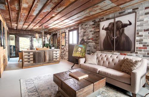 Sugar Grove House | Fantastic Barn Suite with Hot-tub and Petting Zoo in Sugar Grove, North Carolina