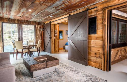 Sugar Grove House | Fantastic Barn Suite with Hot-tub and Petting Zoo in Sugar Grove, North Carolina