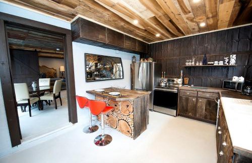 Sugar Grove House | Fantastic Barn Suite with Hot-tub and Petting Zoo in Sugar Grove, North Carolina