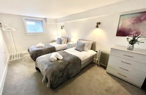 Bishop's Stortford Apartment | Fantastic convenient 2 Bedroom 2 bathroom Perfect for Stansted Airport, 2 minute walk to Bishops Stortford Train Station!